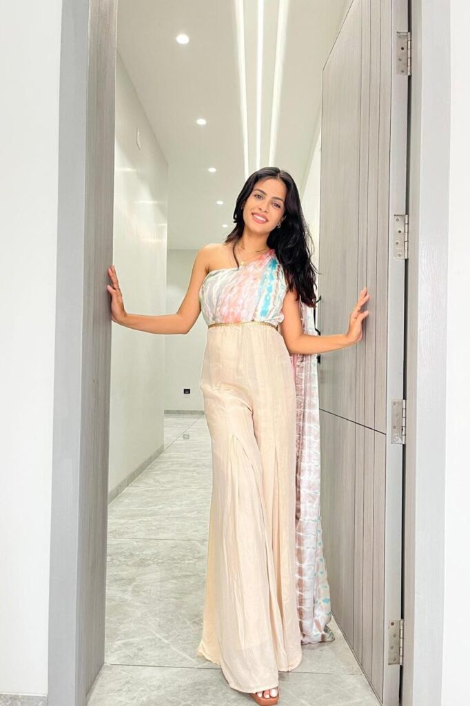 Pastel one-shoulder outfit 